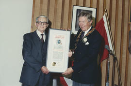 Bruce Hutchison and Mayor Sturrock holding up Freeman certificate, 1990