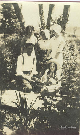 Maude Hall with friends, 1914