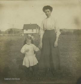 Molly Filmer and her mother, ca. 1914