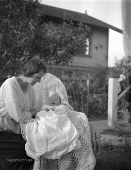 Beatrice Hadfield Girling holding baby Jean Mary Girling